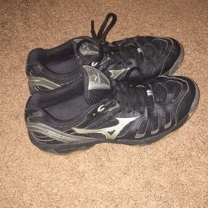 Black mizuno volleyball shoes. Wave rally